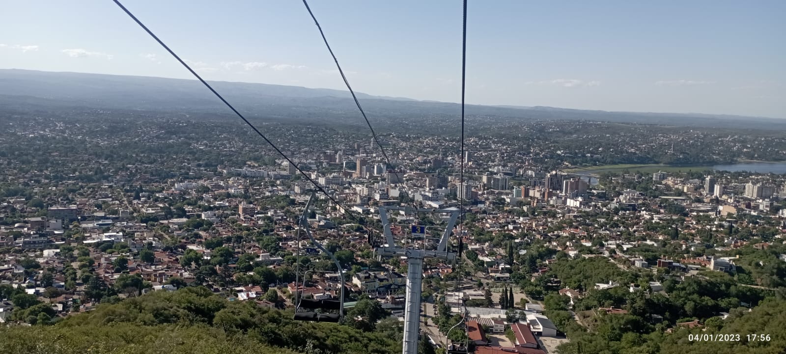 Vista aérea de Villa Carlos Paz entre las sierras y el lago San Roque